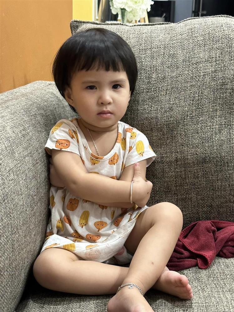 Con gái Jack hệt bố, chiếm spotlight khi đi biển cùng mẹ-12