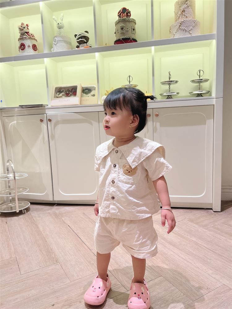 Con gái Jack hệt bố, chiếm spotlight khi đi biển cùng mẹ-13