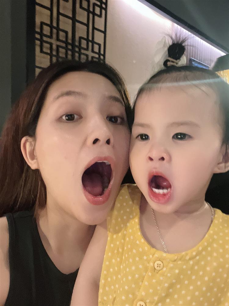 Con gái Jack hệt bố, chiếm spotlight khi đi biển cùng mẹ-10