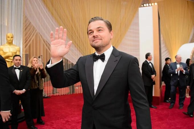 Leonardo DiCaprio được bênh vực sau khi bị chê giống ông trùm Playboy-1