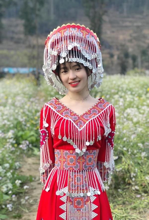 Giật mình diện mạo cô bé bán lê ở Hà Giang sau 5 năm nổi tiếng-4