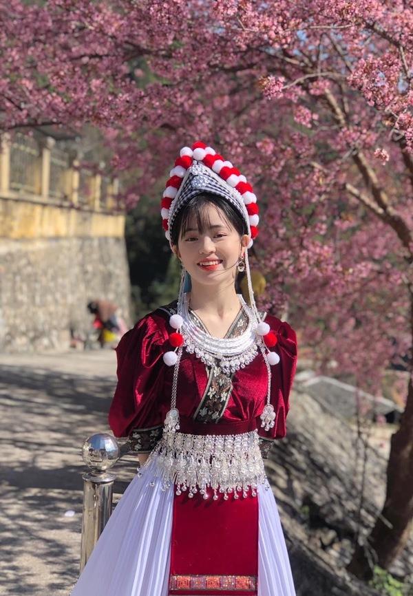 Giật mình diện mạo cô bé bán lê ở Hà Giang sau 5 năm nổi tiếng-5