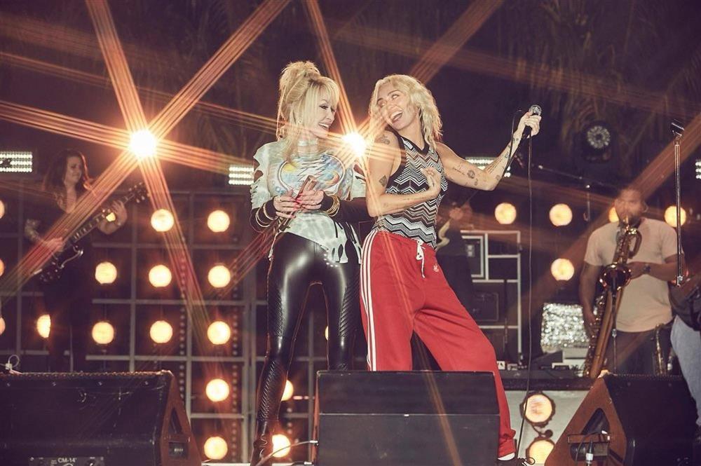 Sự nổi loạn có tổ chức của Miley Cyrus-7