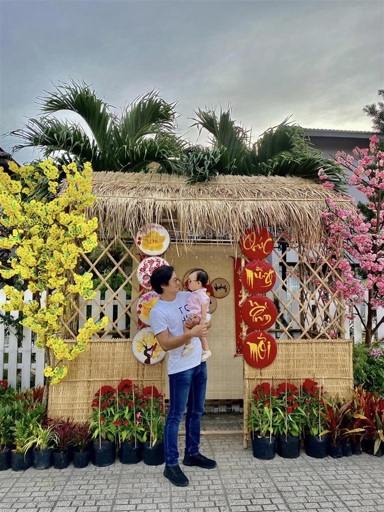 Ảnh rõ mặt con trai Quý Bình và vợ đại gia-1