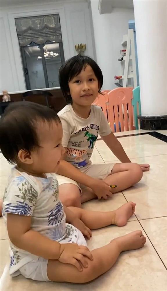 Ảnh rõ mặt con trai Quý Bình và vợ đại gia-2