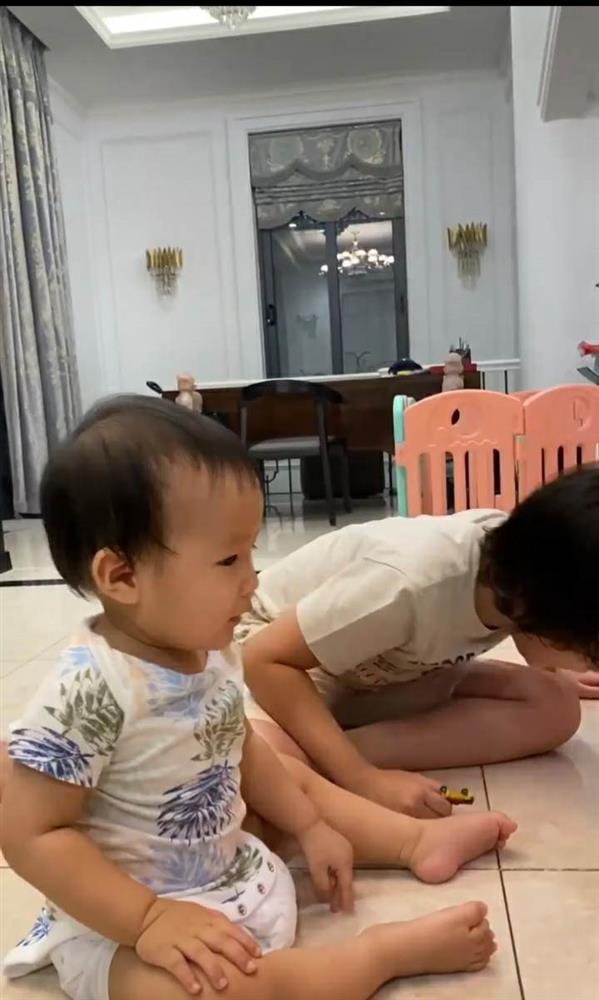 Ảnh rõ mặt con trai Quý Bình và vợ đại gia-3