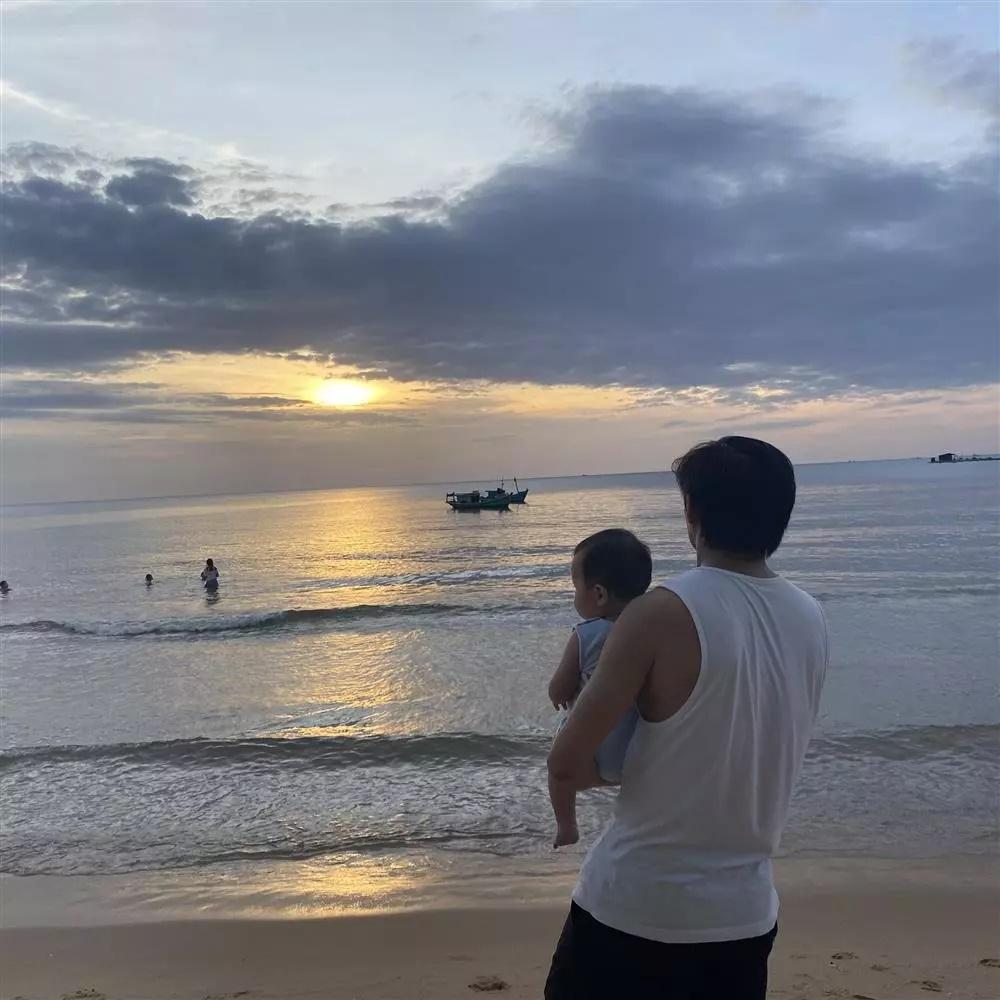 Ảnh rõ mặt con trai Quý Bình và vợ đại gia-5