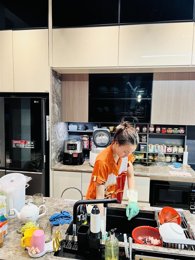 Ninh Dương Lan Ngọc khoe vòng 2 cực cháy sau ảnh Tết phờ phạc-2