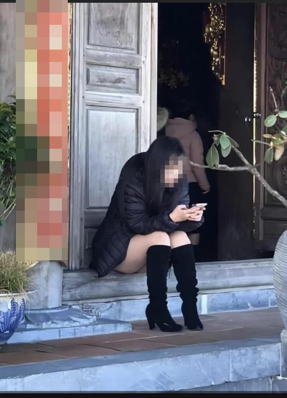 Tranh cãi cô gái xinh đẹp mặc như không đi lễ chùa đầu năm-1