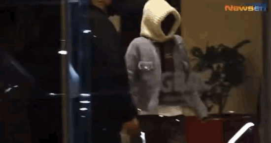 Jennie (BLACKPINK) học V (BTS) thói kênh kiệu tại sân bay?-1