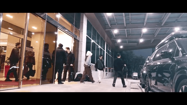 Jennie (BLACKPINK) học V (BTS) thói kênh kiệu tại sân bay?-6