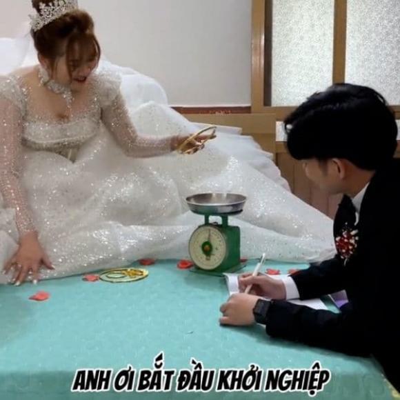 Đêm tân hôn không làm đại sự, cặp đôi hí hửng ngồi cân... vàng-1