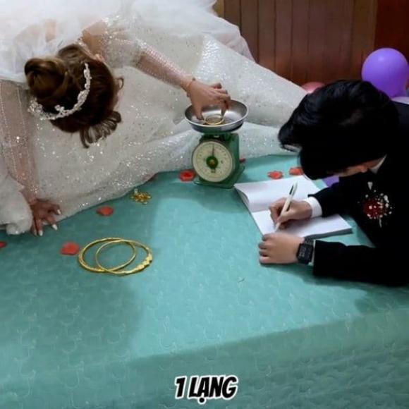 Đêm tân hôn không làm đại sự, cặp đôi hí hửng ngồi cân... vàng-2