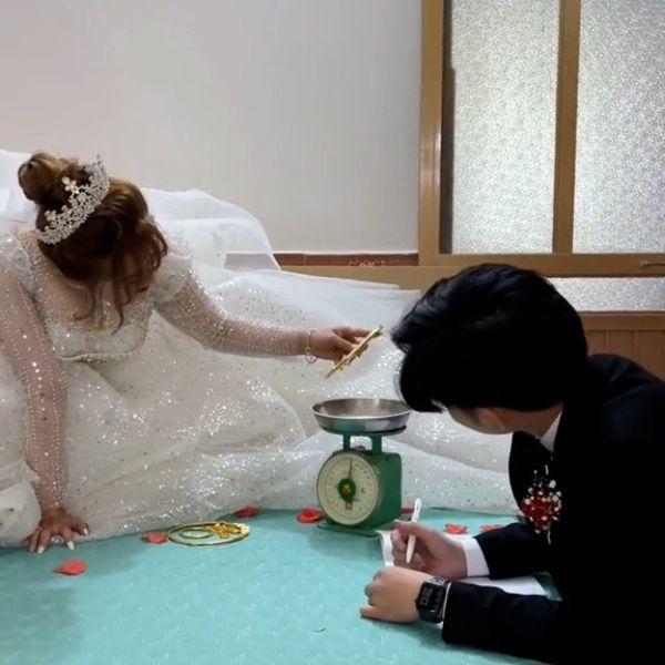 Đêm tân hôn không làm đại sự, cặp đôi hí hửng ngồi cân... vàng-3