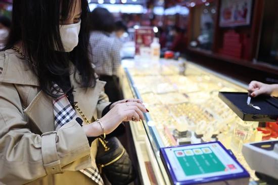 Giá vàng tăng giảm trái chiều sau 