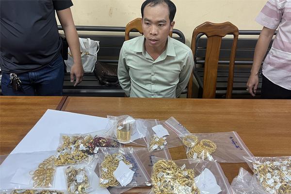 Bắt tên trộm 100 lượng vàng từng trộm 800 triệu đồng tại tiệm vàng khác-1