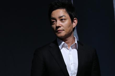 Lee Bum Soo từ chức Giáo sư sau cáo buộc phân biệt sinh viên