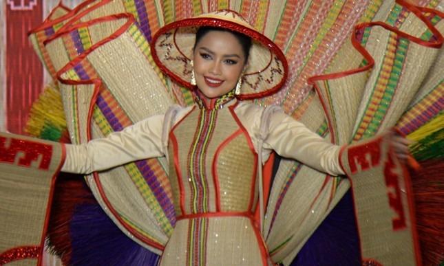 Hoa hậu Hoàn vũ bị chỉ trích vì vẫn chưa công bố giải trang phục dân tộc-1