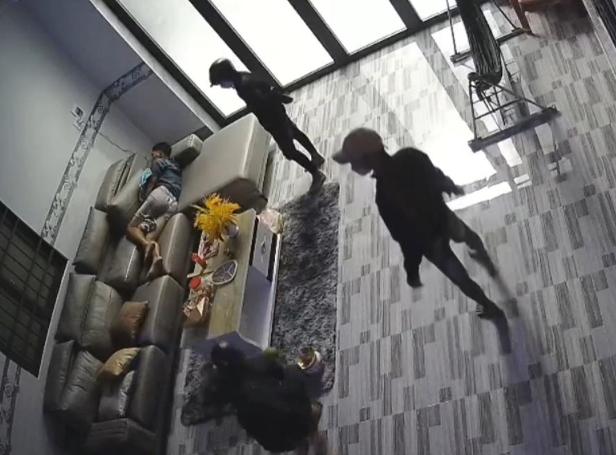 Clip: Nhờ ngủ say, chủ nhà thoát chết trước mũi dao 3 tên trộm-1