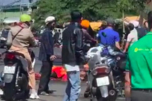 Chồng đổ 5 lít xăng đốt vợ cũ giữa đường, cả 2 đã tử vong-2