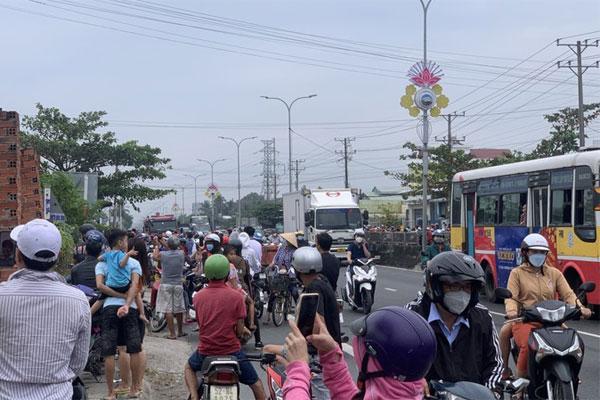 Giải cứu cô gái nghi ngáo đá khỏa thân trên cột điện-2