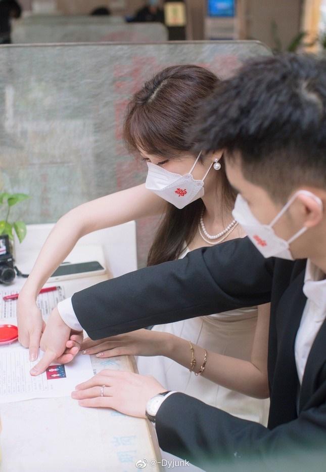 Cặp đôi bên nhau từ năm 18, nắm tay từ giảng đường đến lễ đường-3