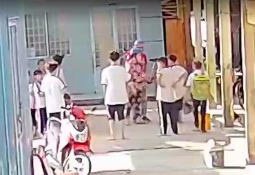 Phụ huynh vào trường tát 2 học sinh vì mâu thuẫn với con mình-1