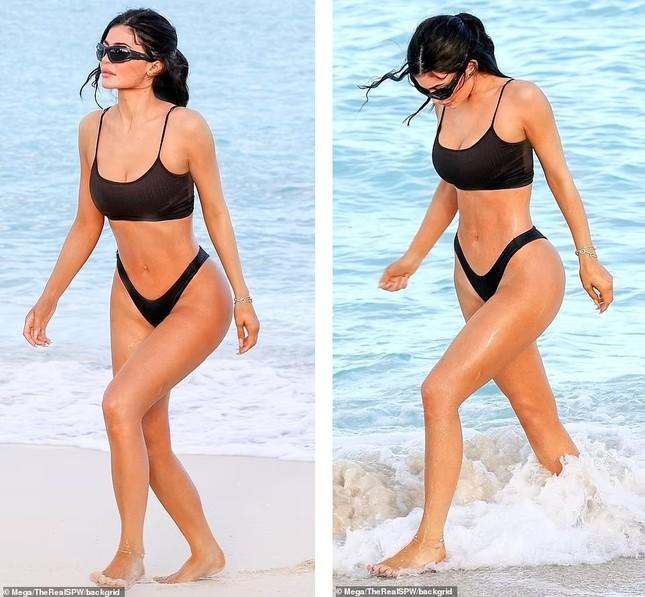 Vóc dáng đồng hồ cát của Kylie Jenner khi diện bikini-1