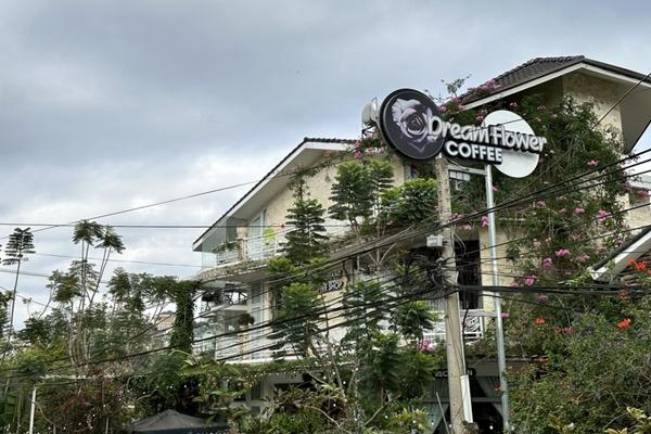 Tự ý gắn keo vào giày du khách, vẫn ngoan cố chạy theo đòi 20k-3