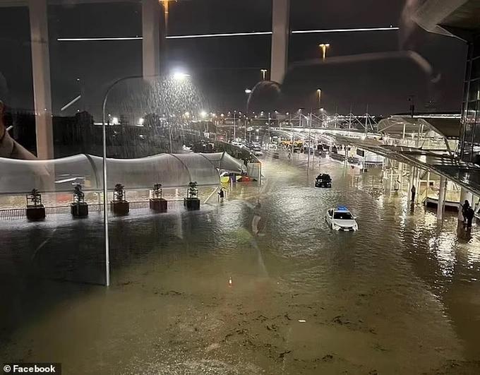 Sân bay chìm trong nước, bay lòng vòng 13 tiếng, hạ cánh chỗ cũ-3