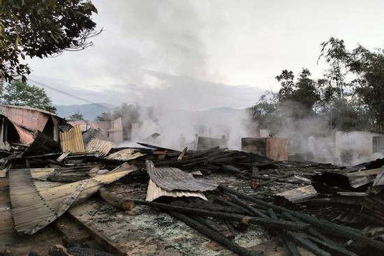 Đốt củi sưởi ấm, 5 nhà dân cháy rụi trong đêm