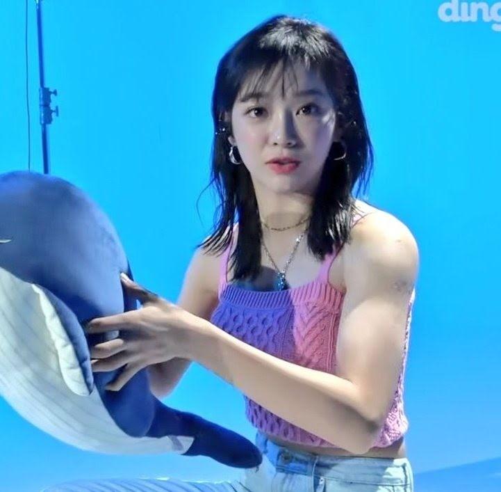 Nữ ca sĩ có khuôn mặt ngây thơ, thân hình cơ bắp-11