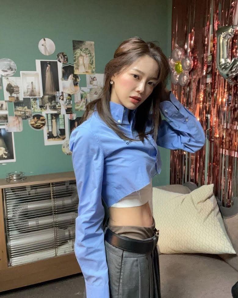 Nữ ca sĩ có khuôn mặt ngây thơ, thân hình cơ bắp-12