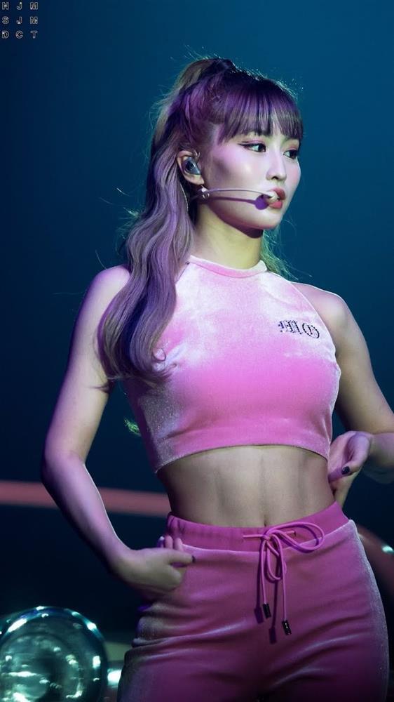 Nữ ca sĩ có khuôn mặt ngây thơ, thân hình cơ bắp-5