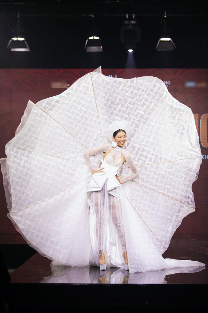 MC Thanh Thanh Huyền mặc trang phục Bánh Tráng ở Miss Charm 2023-3