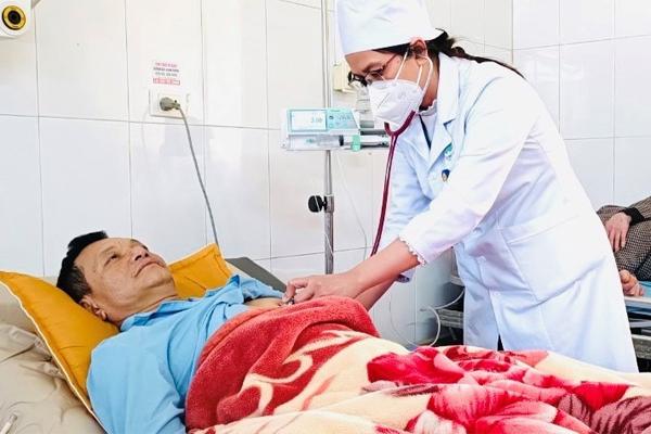 Đang khỏe mạnh bỗng đau ngực dữ dội, người đàn ông ngừng tim 5 lần-1