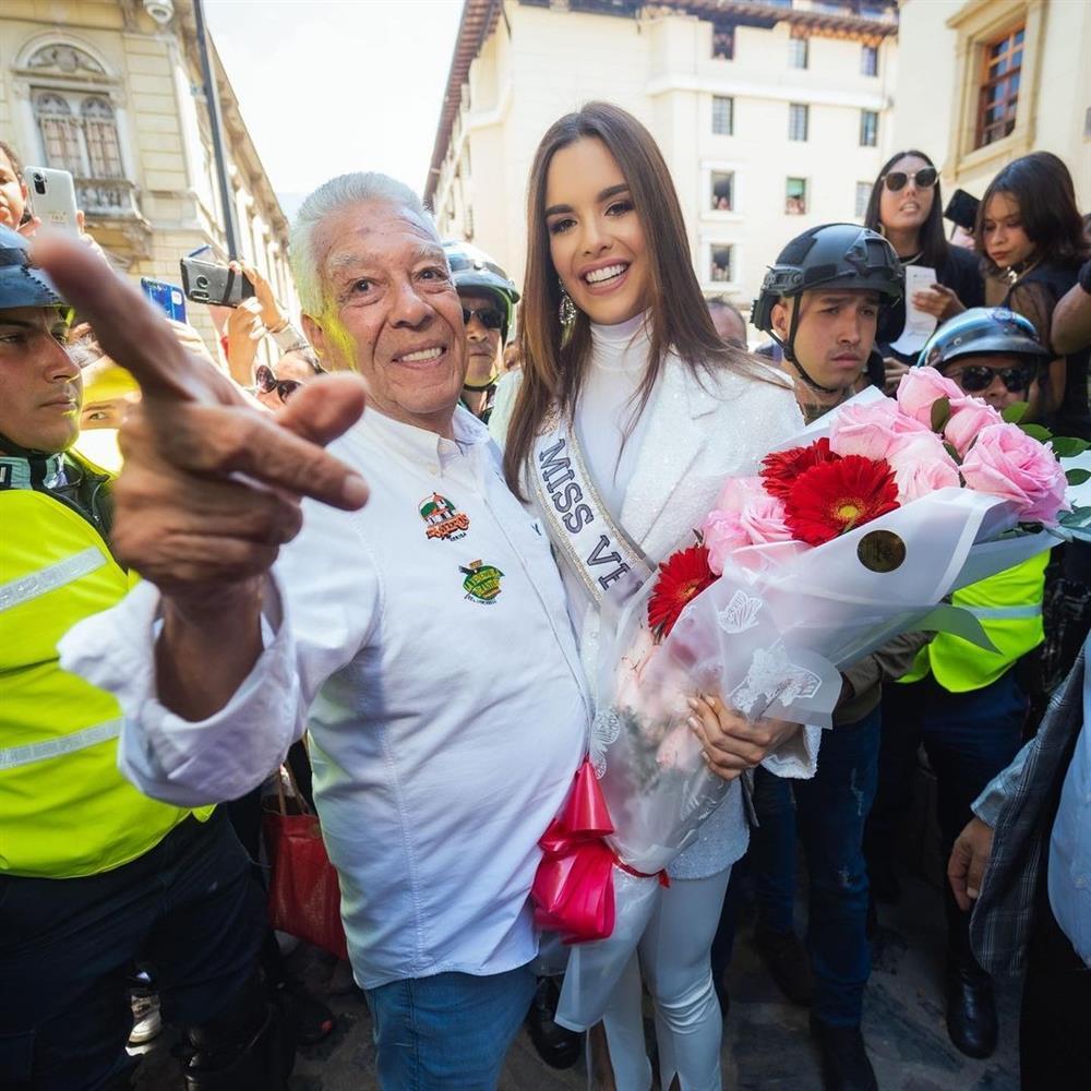 Á hậu 1 Miss Universe được chào đón như tân hoa hậu tại quê hương-2