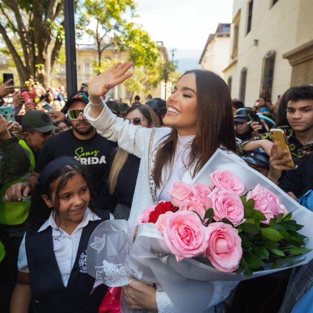 Á hậu 1 Miss Universe được chào đón như tân hoa hậu tại quê hương-3