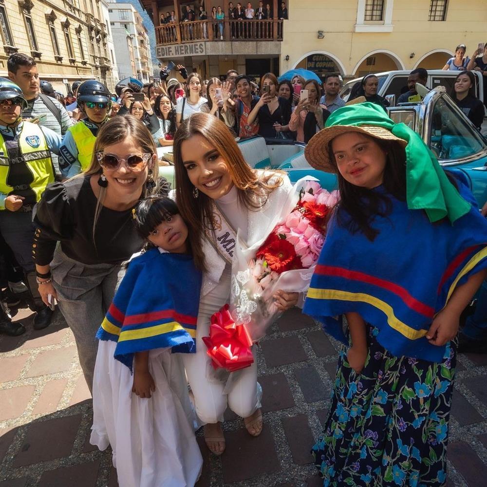 Á hậu 1 Miss Universe được chào đón như tân hoa hậu tại quê hương-7