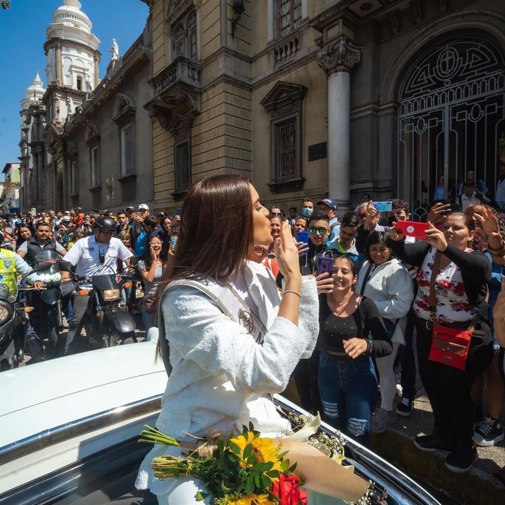 Á hậu 1 Miss Universe được chào đón như tân hoa hậu tại quê hương-5