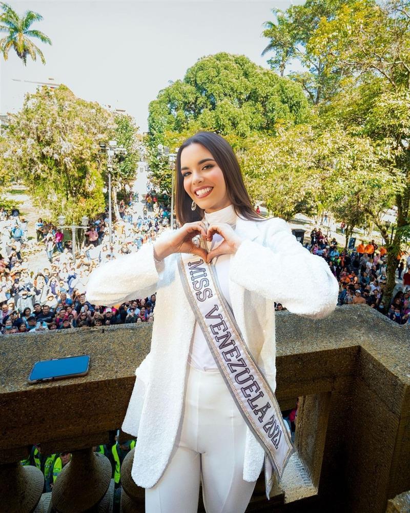 Á hậu 1 Miss Universe được chào đón như tân hoa hậu tại quê hương-1
