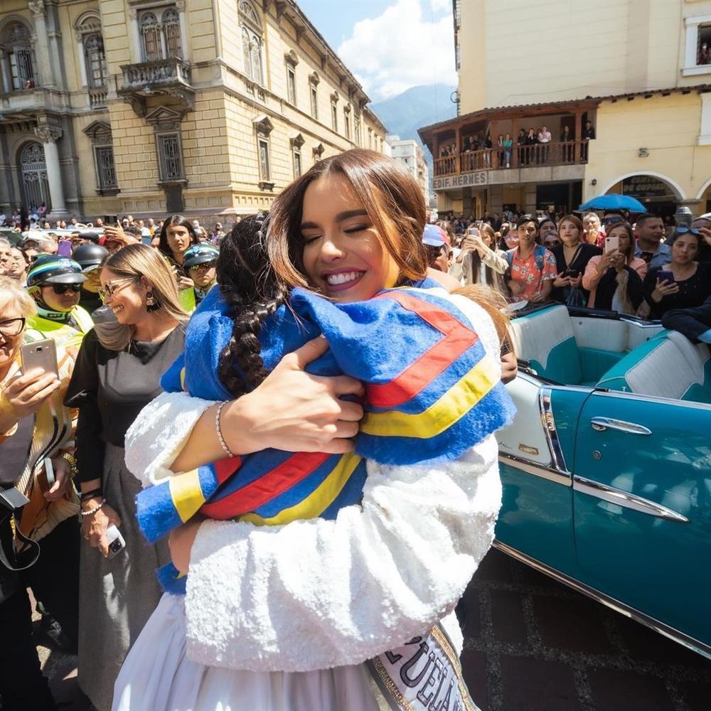 Á hậu 1 Miss Universe được chào đón như tân hoa hậu tại quê hương-8