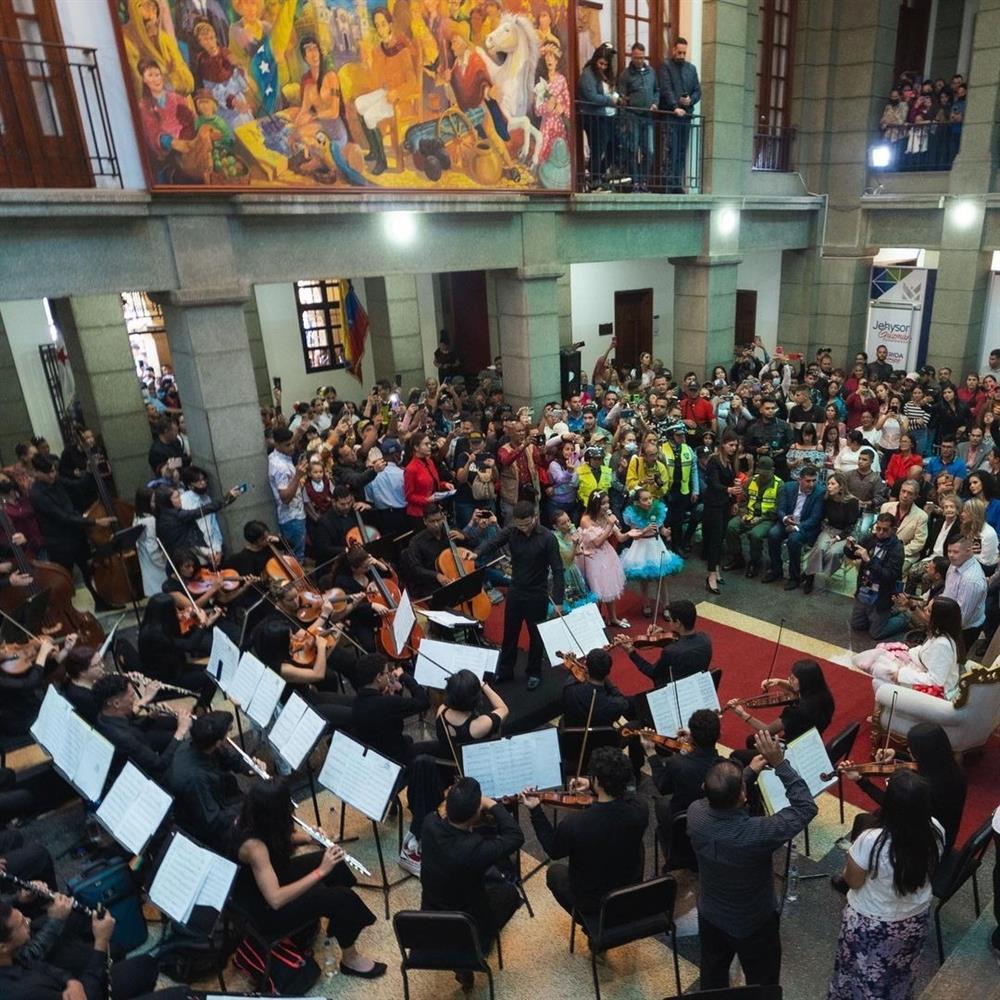 Á hậu 1 Miss Universe được chào đón như tân hoa hậu tại quê hương-12