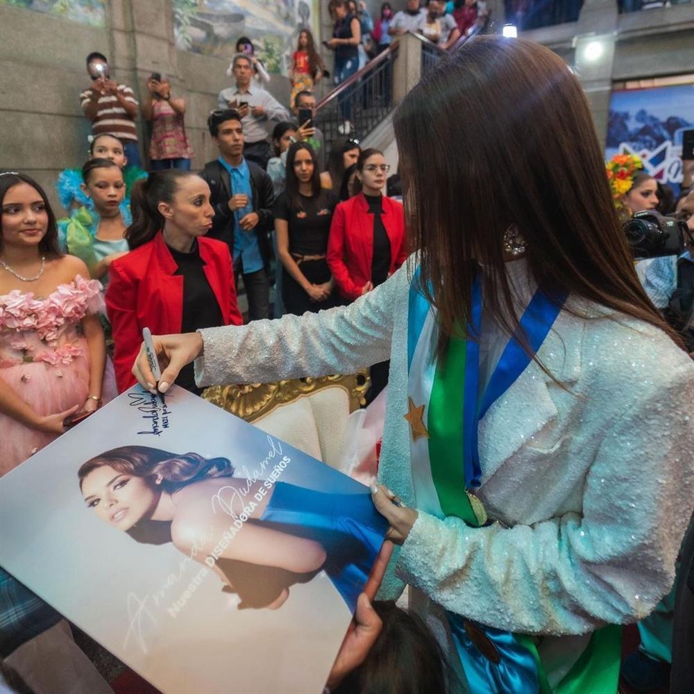 Á hậu 1 Miss Universe được chào đón như tân hoa hậu tại quê hương-10