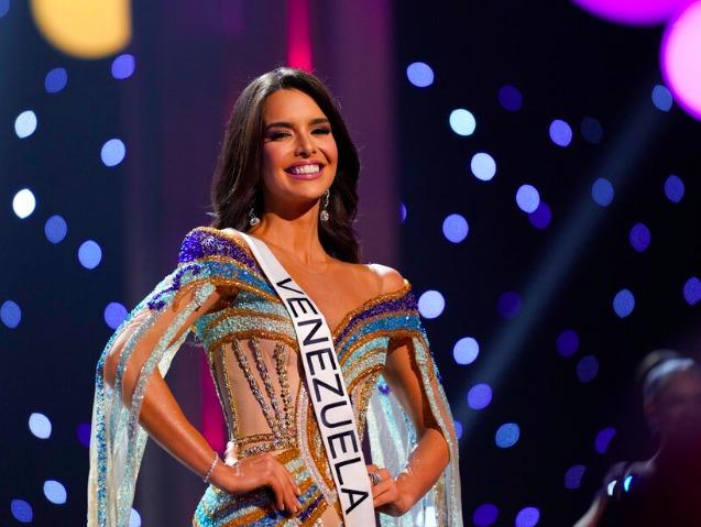 Á hậu 1 Miss Universe được chào đón như tân hoa hậu tại quê hương-14