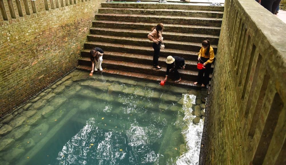 Đi Giếng Ngọc xin lộc đầu năm, ai nấy phẫn nộ vì cô gái vô duyên-1