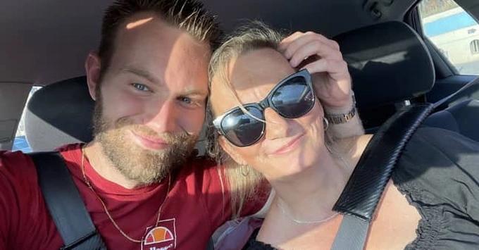 Chàng trai 25 tuổi say đắm bạn gái 54, đính hôn sau 6 tháng yêu-2