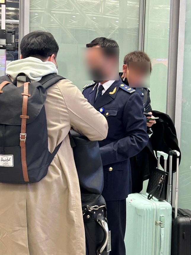 Diễn biến vụ cán bộ bị tố lên máy bay yêu cầu khách xóa bài Facebook-1