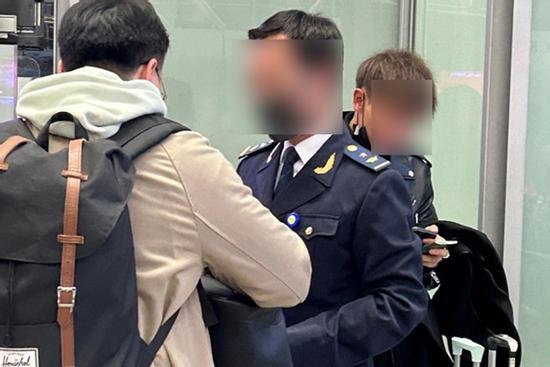 Diễn biến vụ cán bộ bị 'tố' lên máy bay yêu cầu khách xóa bài Facebook