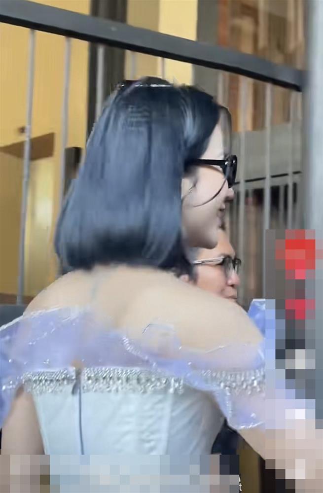 Diệp Lâm Anh dự sự kiện với vật thể lạ bỏ quên trên đầu-5